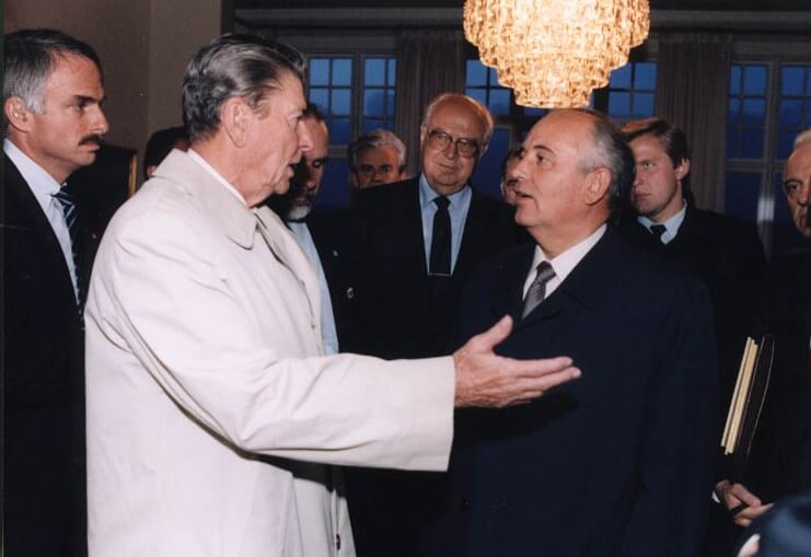 Reagan and Gorbachev negotiate outside the Reykjavik Summit 1986