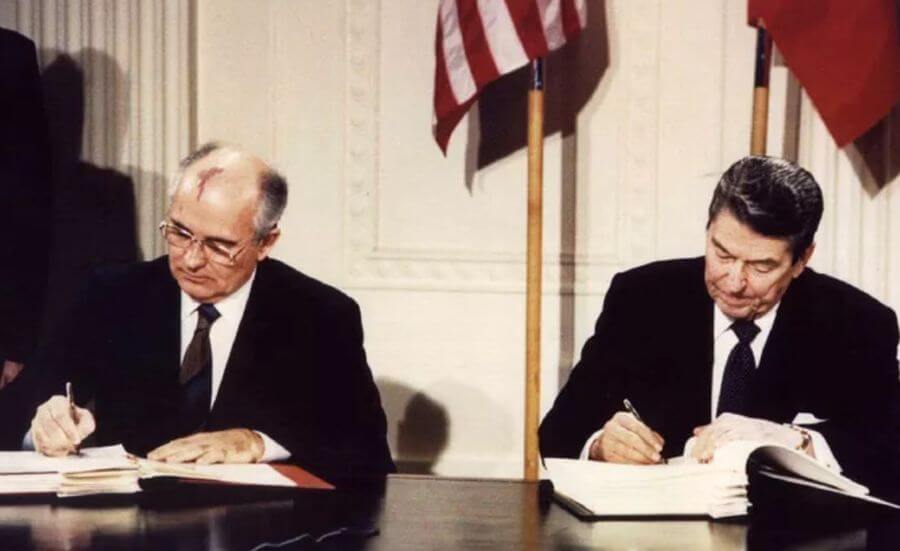 Mikhail Gorbachev and US President Ronald Reagan.