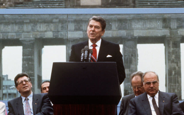US President Ronald Reagan speaks in front of Brandenburg Gate in Berlin